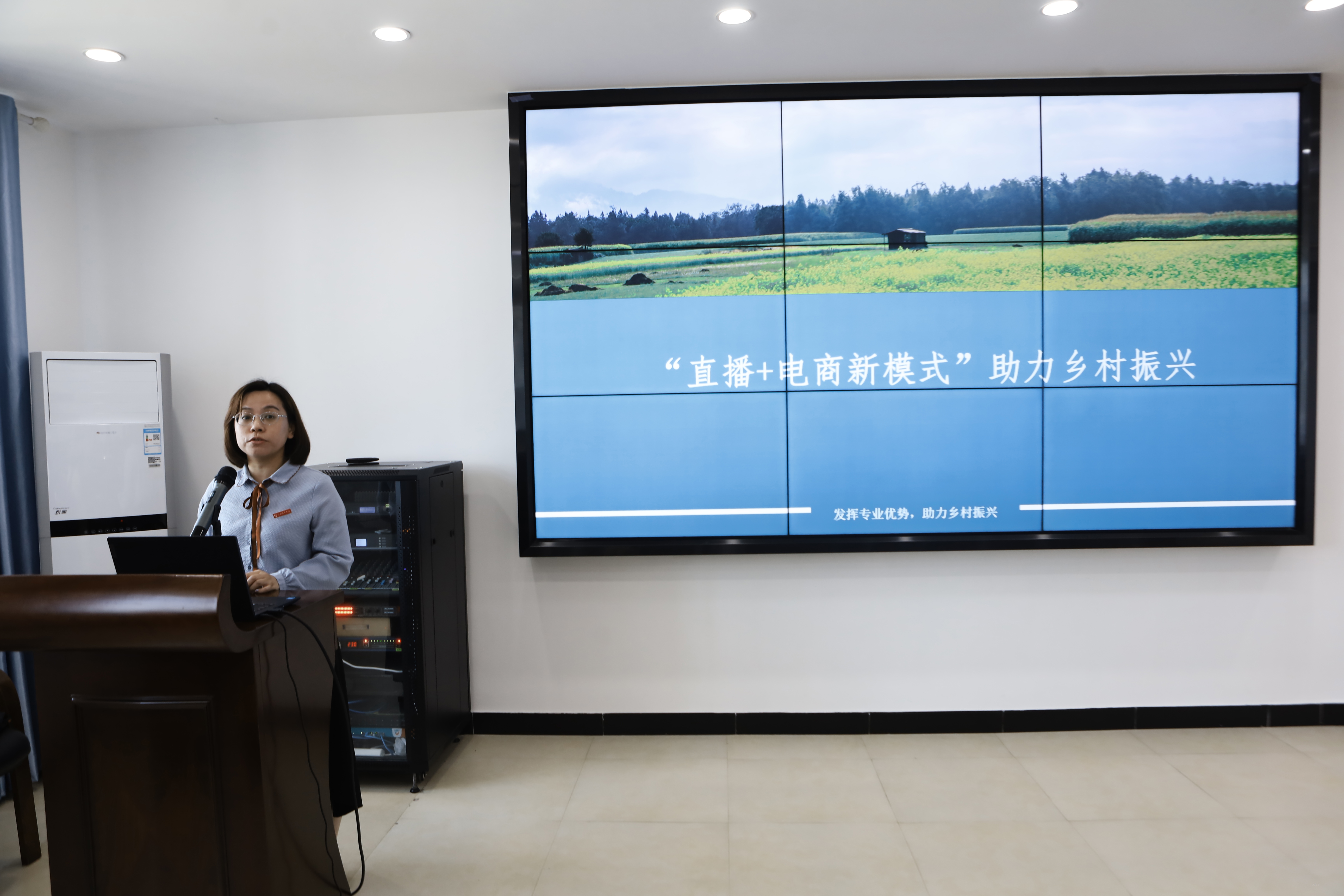 5汇报人.jpg 5汇报人.jpg