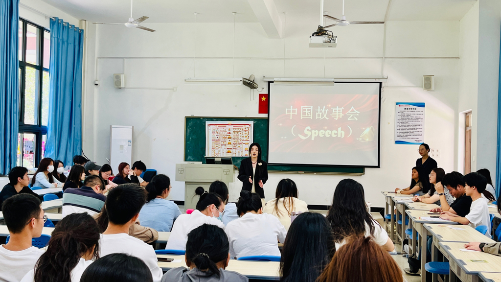 中国故事会-英语口语风采大赛一等奖选手在进行中国故事主题演讲.jpeg 中国故事会-英语口语风采大赛一等奖选手在进行中国故事主题演讲.jpeg