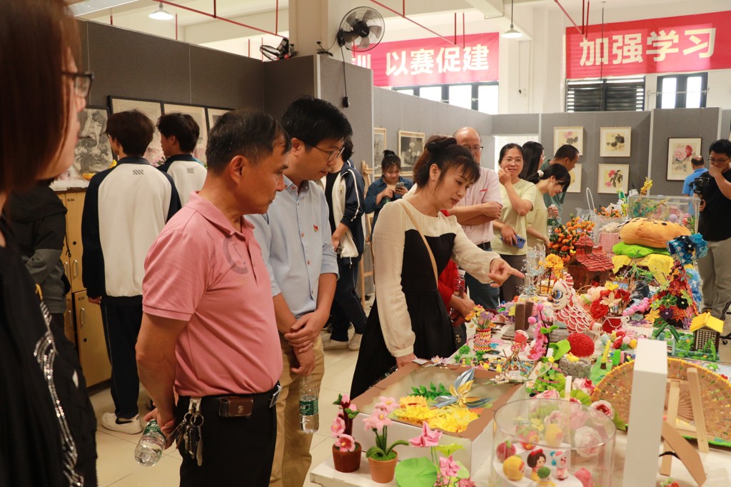 参观手工作品展.JPG