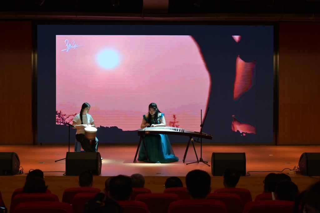 古筝演奏《西部主题畅想曲》.JPG 古筝演奏《西部主题畅想曲》.JPG